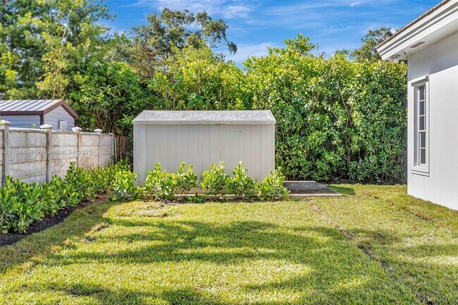 Building Photo - 6841 SW 71st Ave
