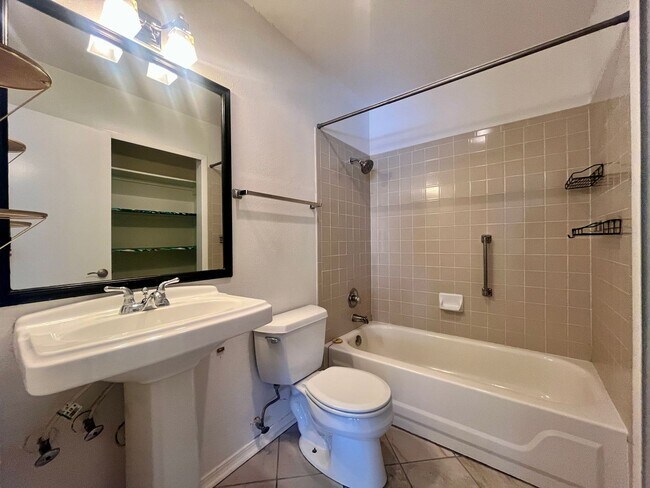 Building Photo - 2 Bedroom/2.5 Bath Townhome! Close to Majo...