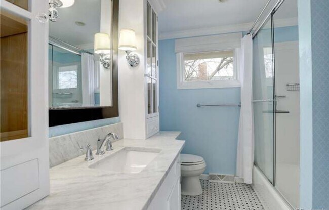 Building Photo - West Highlands 4-bedroom 2-bathroom