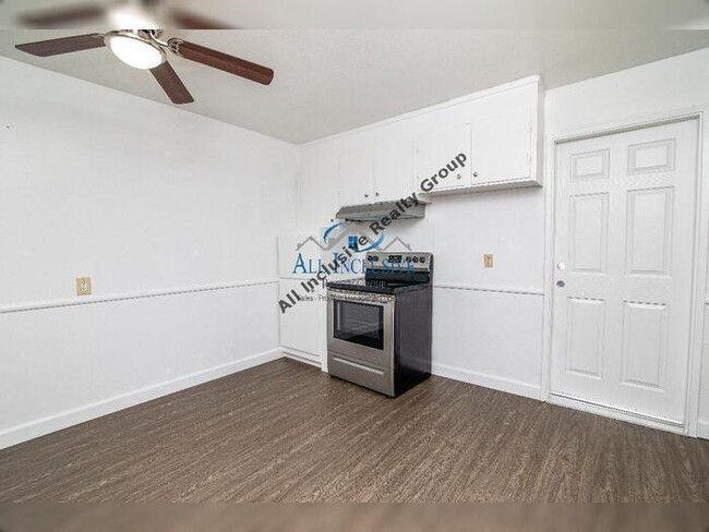 Building Photo - Charming 2 Bedroom 1 Bath! Half Off One Mo...