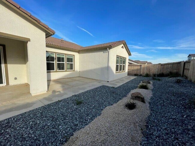 Building Photo - Fabulous Single Level 4 Bedroom in 95757