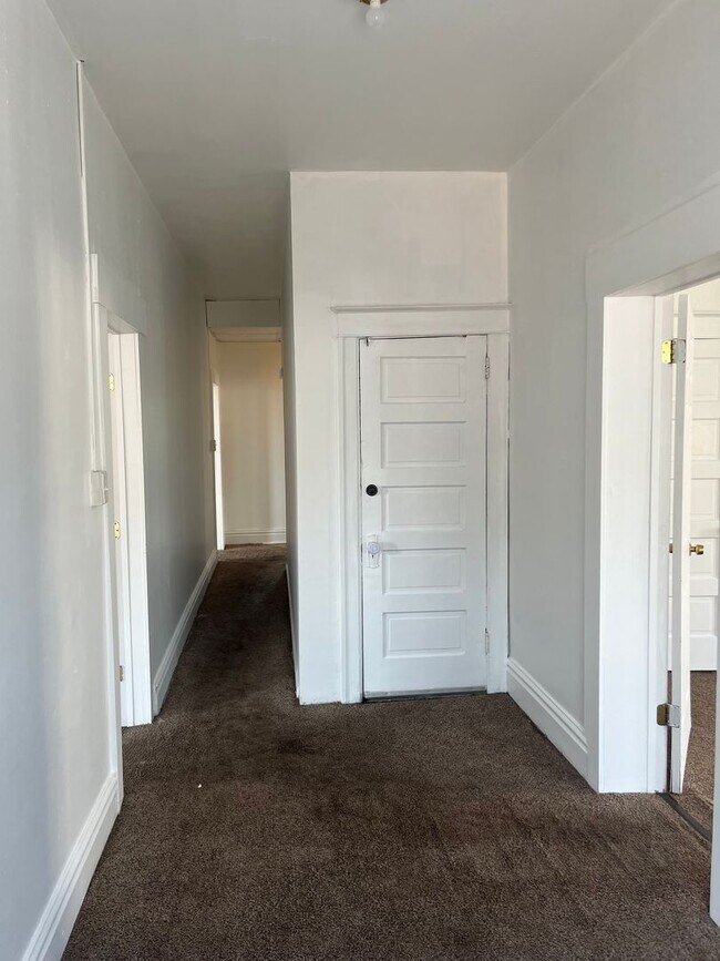 Building Photo - 415-417 W Washington St