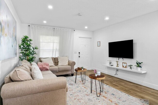 Building Photo - Modern 4BR South Tampa Home | Yard | Near the Bay