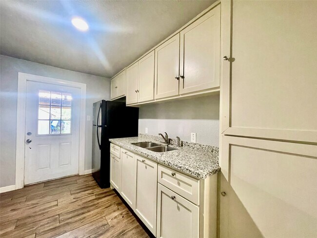 Building Photo - 6803 Bloom Dr