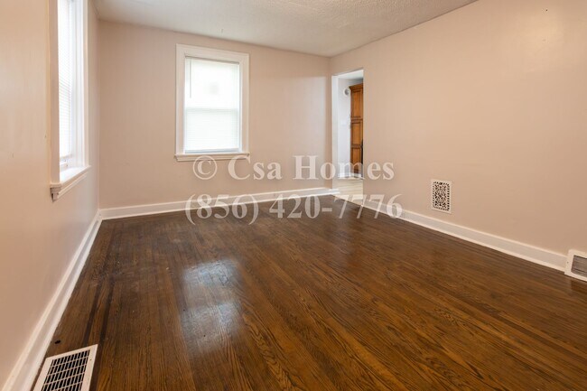 Building Photo - Beautifully Renovated 3 Bed/1 Bath Home in Fairview!