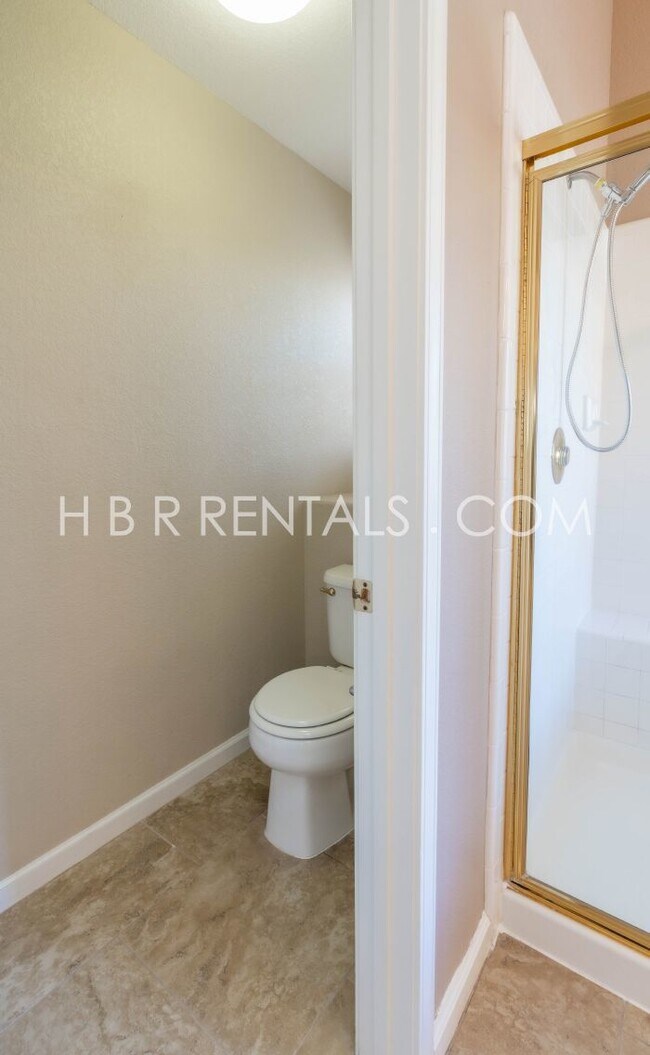 Building Photo - Move in Ready Beautiful 4 Bed Home in Tracy - Full Bed/Bath on 1st floor