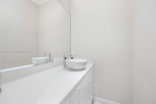 Building Photo - 472 Minola Dr