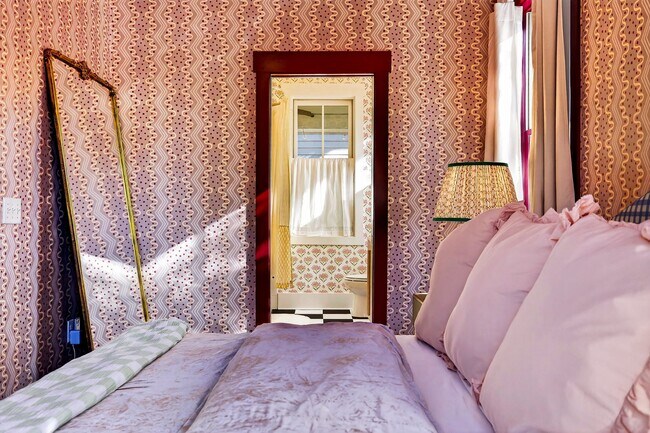 Building Photo - 214 W Gwinnett St