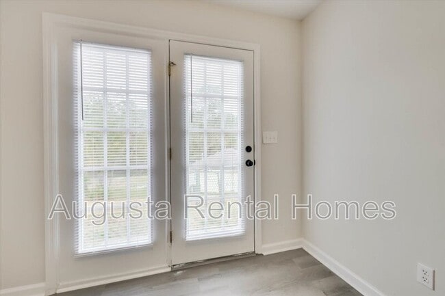 Building Photo - 2824 Cranbrook Dr