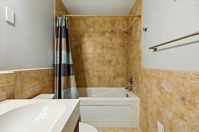 Building Photo - Spacious 1-bedroom, 1-bath condo