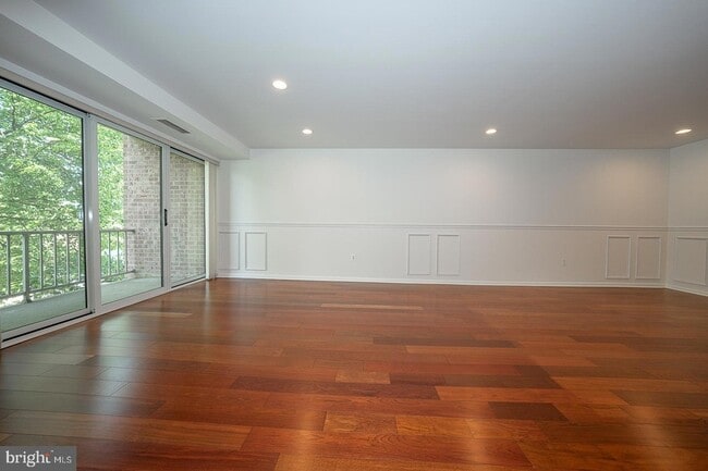 Building Photo - 1640 Oakwood Dr
