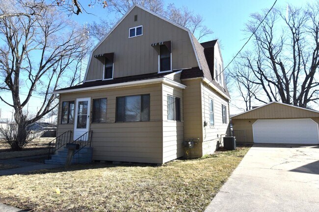Building Photo - 3 Bedroom 2 Bathroom 2 Stall Garage