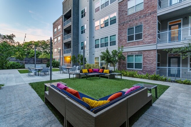 Building Photo - Republic at Alamo Heights