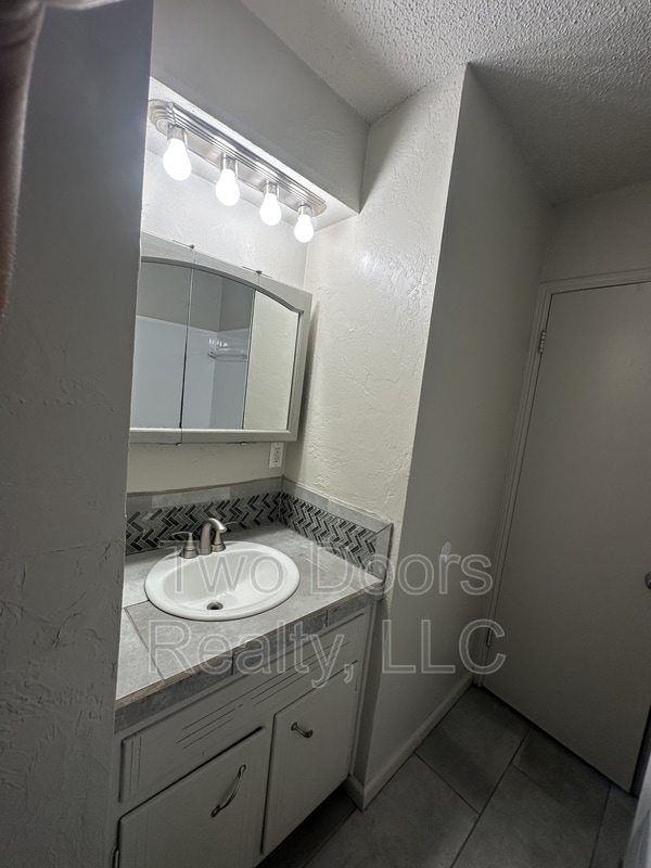 Building Photo - 729 NE 37th St