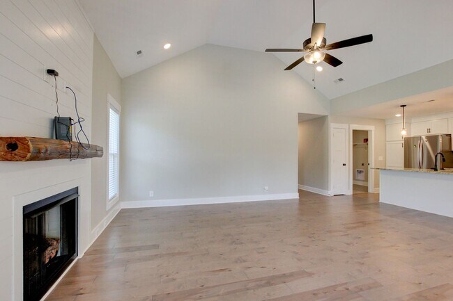 Building Photo - Fresh and Clean 3 bed/2 bath minutes from Exit 8.  Show Stopper!