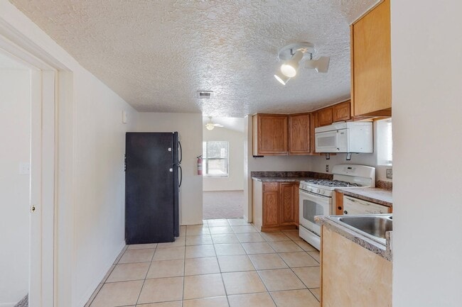 Building Photo - CLEAN CUTE SOUTH VALLEY 2 Bedroom 1 Bath