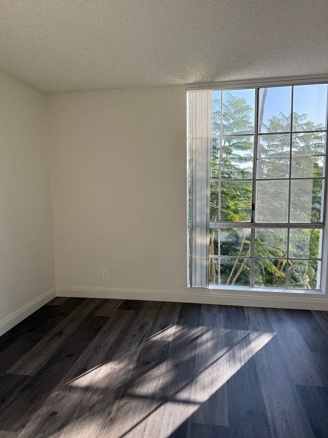 Building Photo - Prime Location! 2BR/2BA w/ Large Private Balcony