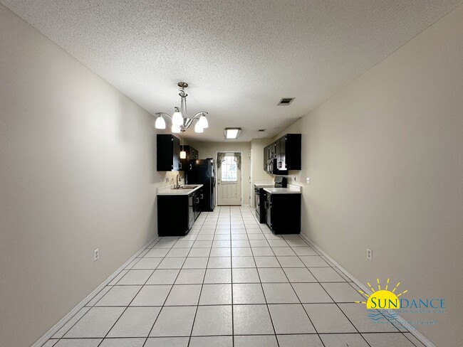 Building Photo - Spacious 3-Bedroom Home in FWB in between Eglin & Hurlburt Bases!