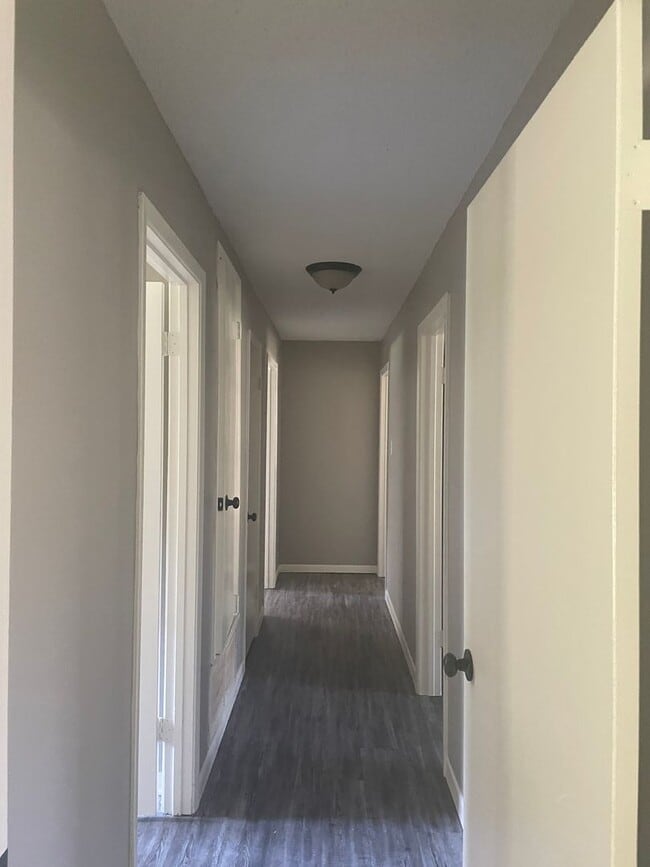 Building Photo - 3/2/2 SHISD Fenced Yard and Pet Friendly