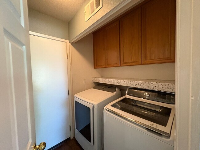 Building Photo - GRAND 4-Bedroom Home in Tehachapi City