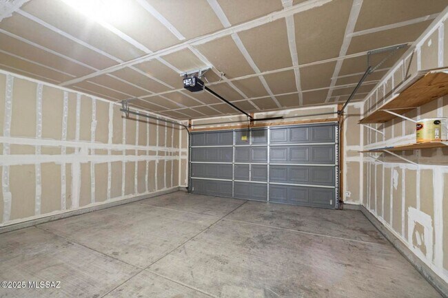 Building Photo - Lovely 4 bedroom, 2 bath home with 2 car garage