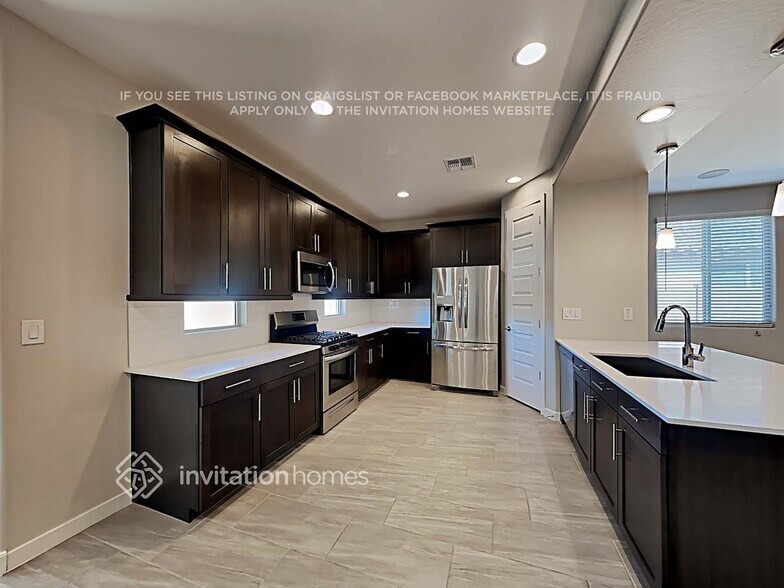 Building Photo - 18822 W Canterbury Dr