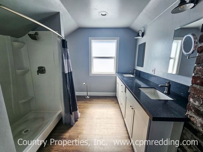 Building Photo - Downtown 3-Bedroom with Old World Charm and Modern Amenities!