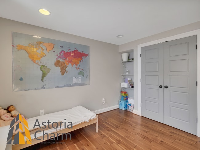 Building Photo - Classic Brick Rowhome with Rooftop Views