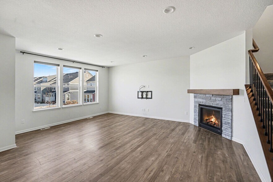 Building Photo - 5465 Annapolis Ln N