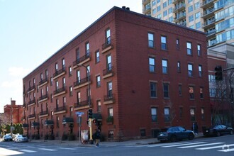 Building Photo - Beautiful Condo in Prime Minneapolis Locat...