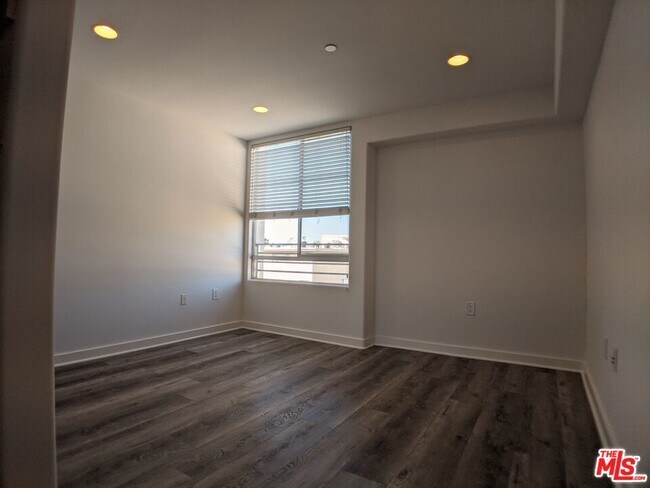 Building Photo - 5143 White Oak Ave