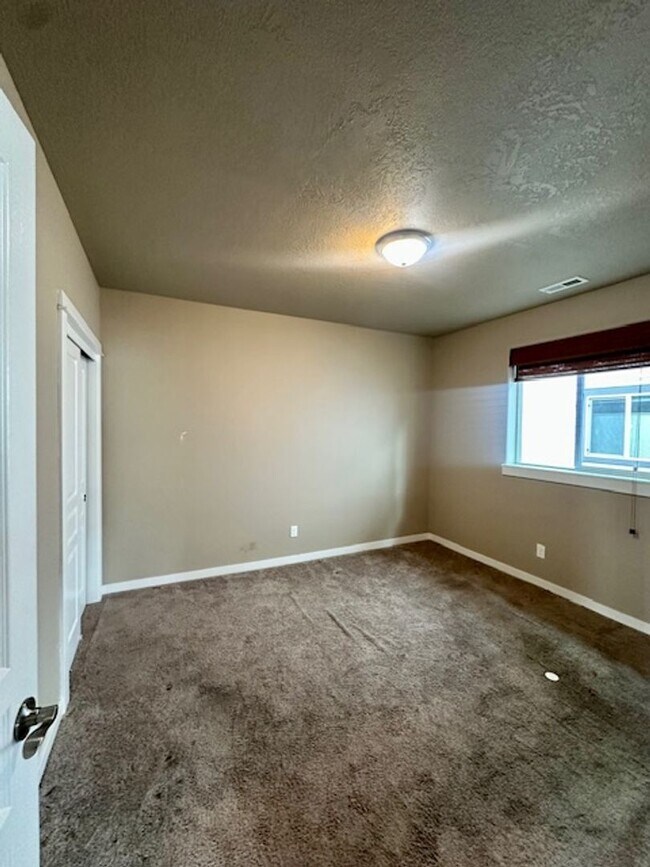 Building Photo - 63266 NW Newhall Pl