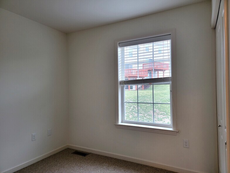 Building Photo - 647 Winding Ln