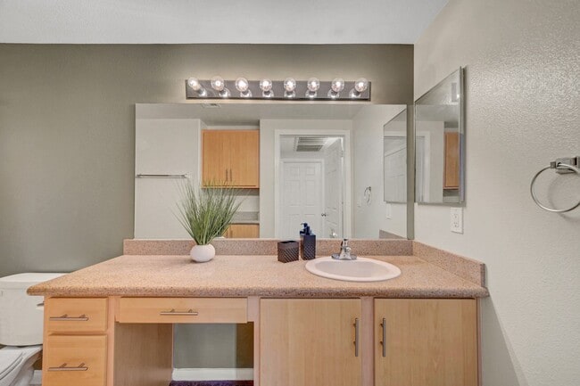 Building Photo - Downstairs 1 Bedroom Unit in Gated Community - S.W.