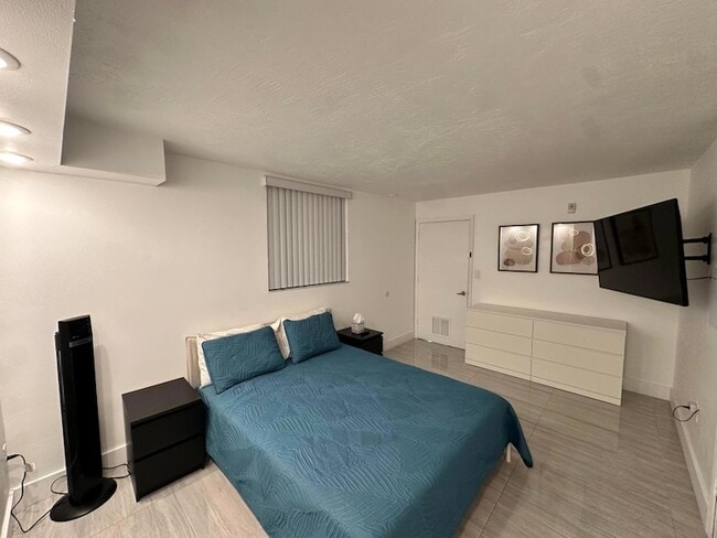 Building Photo - 102 SW 6th Ave