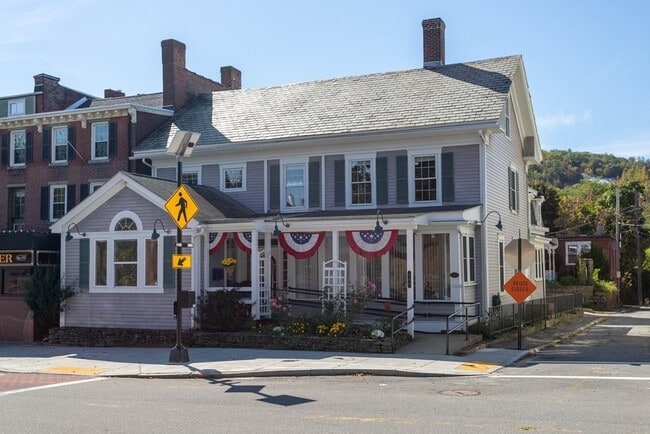 Primary Photo - 886 Main St