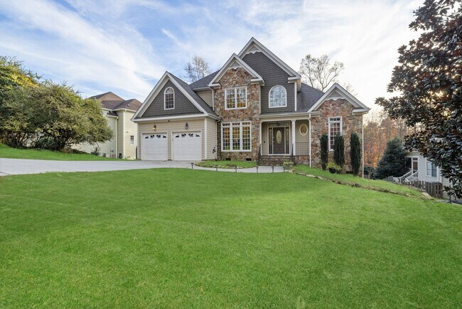 Building Photo - 4 Bed | 2.5 Bath House with Garage
