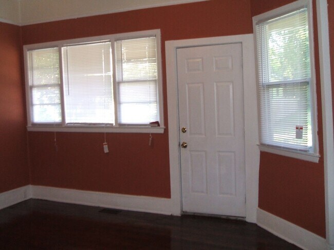 Building Photo - 4 Bedroom house---walk to Forsyth in 15 mi...