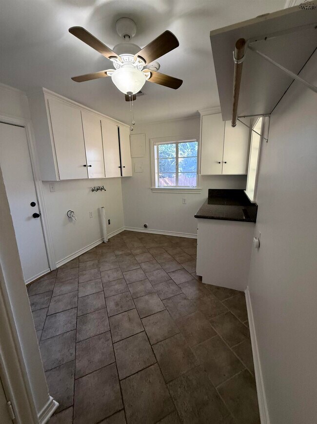 Building Photo - 2208 Avondale St