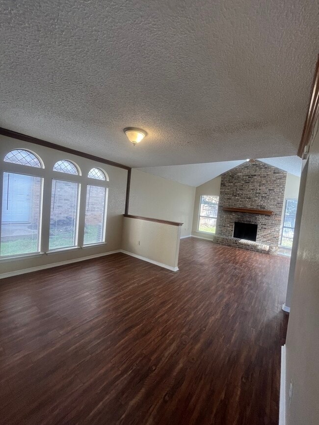 Building Photo - Arlington 2 bedroom Townhome with garage and yard! Must see! Schedule tour today!