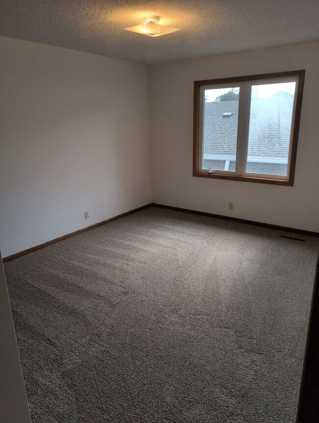 Building Photo - Fully Updated 3 Bedroom 3 Bath Townhouse with 2 Stall Attatched Garage