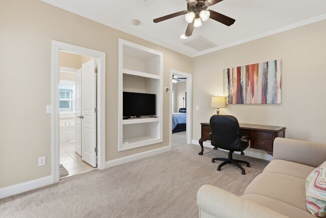 Building Photo - 313 Lakeview Dr