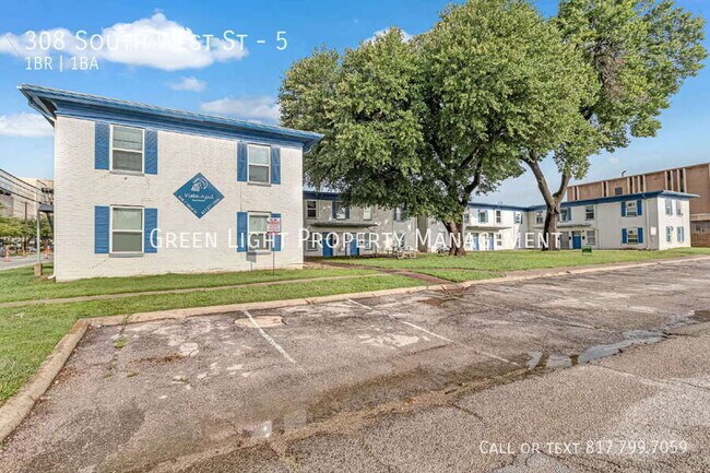Building Photo - 308 South West St-5