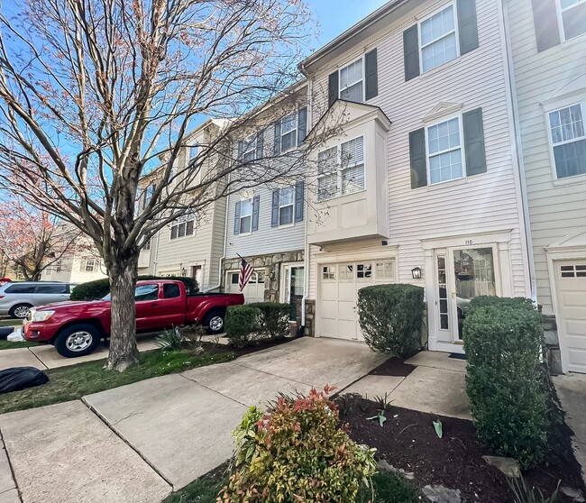 Primary Photo - Lovely Tri-Level 3 Bedroom 2 Bathroom And ...
