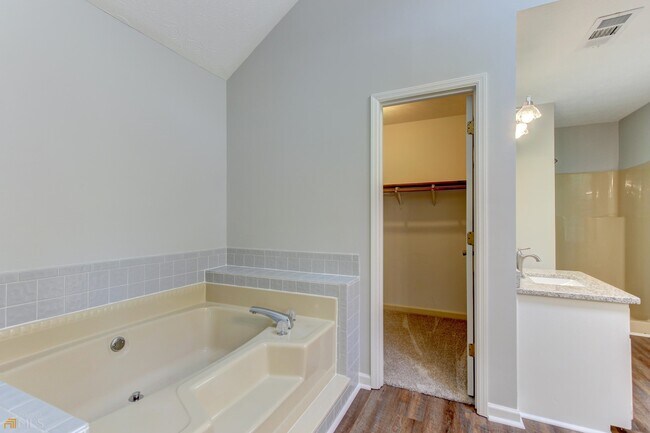 Building Photo - 180 Fairfield Cir