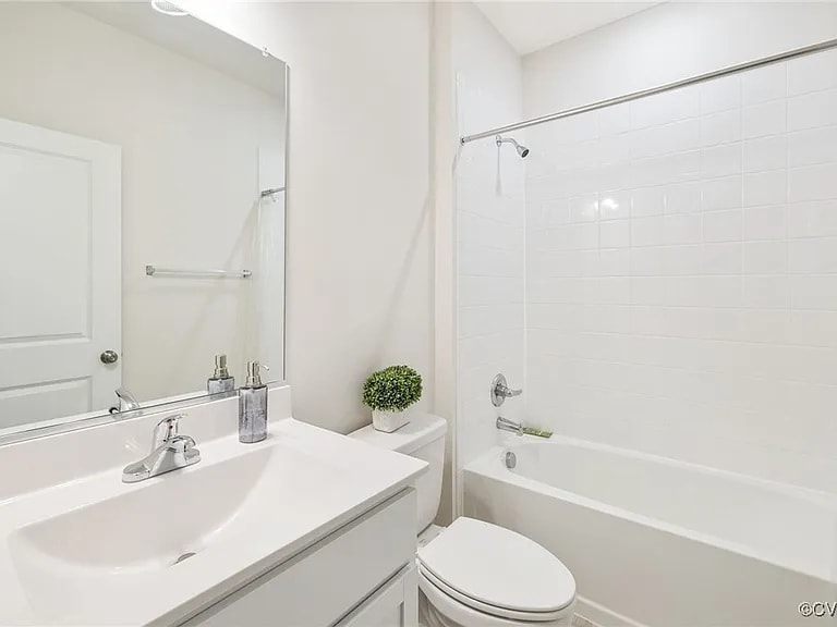 Shared full bathroom - 7215 Hancock Chase Ct