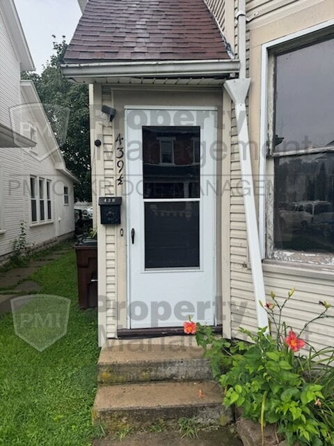 Building Photo - Upper 1 Bedroom 1 Bath Apartment