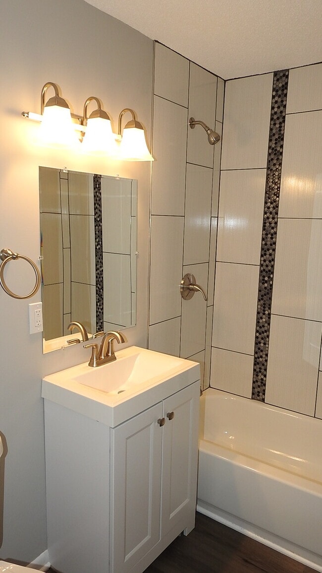 Building Photo - Cozy 3 bedrooms and 2 full baths home located on Holt Lane in Kansas City, KS