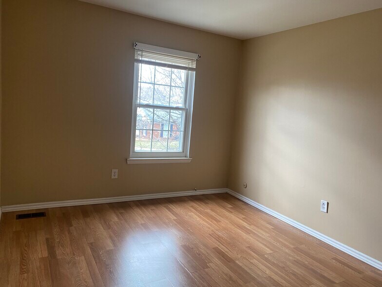 2nd bedroom - 34119 Garfield Cir