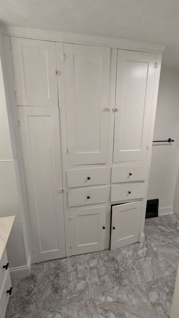 Building Photo - Charming 3-bedroom, 1.5-bathroom home located in the heart of Akron